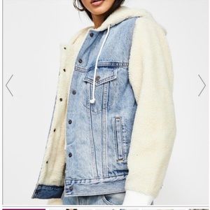 Levis boyfriend hooded sherpa jean jacket with teddy fleece size small.